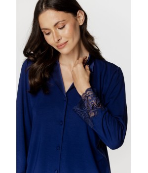Pijama ajustado azul con caída fluida en micromodal y seda